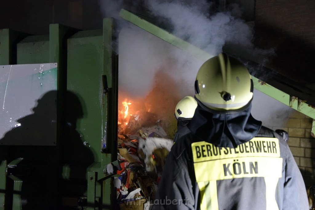 Feuer Papp Presscontainer Koeln Hoehenberg Bochumerstr P375.JPG - Miklos Laubert